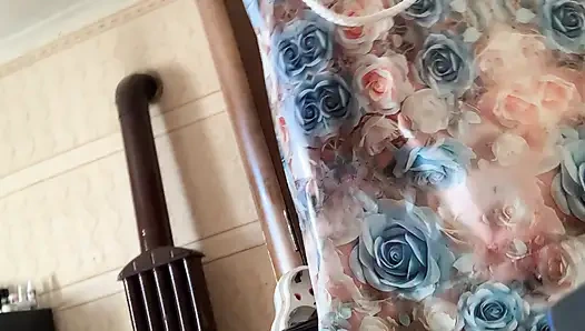 Metal bebek evde göğüslerini gösteriyor