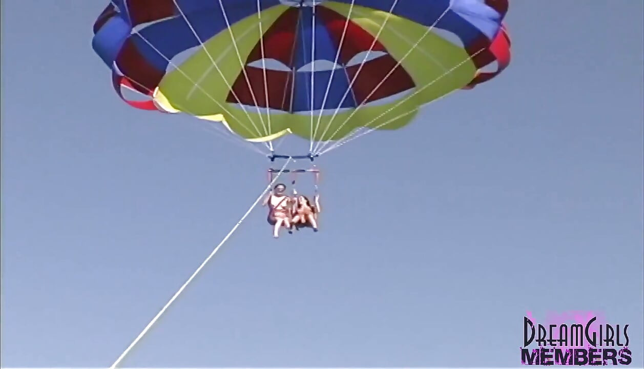 Naken parasailing på spring break i Key West