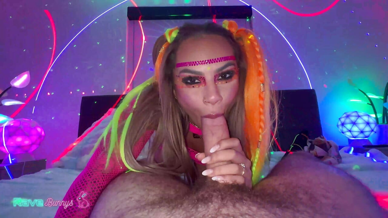 Peituda rave beleza Essie Gotback recebe sua buceta comida pelo DJ!
