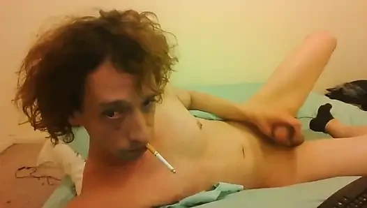 Trans kız lazily seks kılıfı kullanıyor ve sigara içiyor (döl yok/orgazm yok)