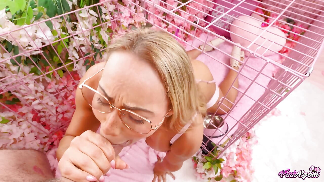 粉紅房間第37集：卡梅拉手拿包的屁股被熱得一塌糊塗