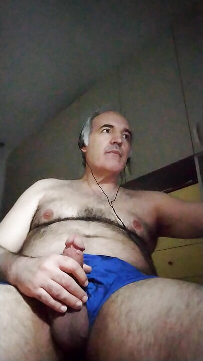 Drkala sam svoj kurac dva sata, napokon sam svršila