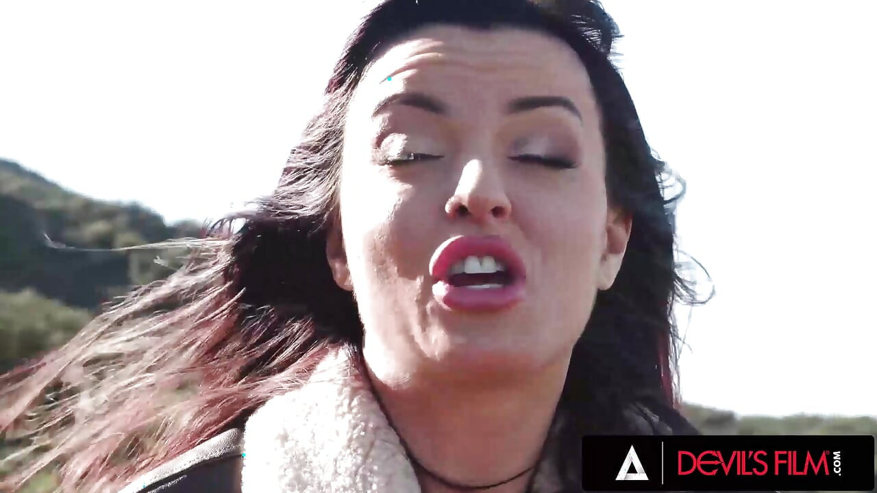 Devils film - curiosa milf lesbiana Charlie Valentine toma una dura preñada anal de un extraño