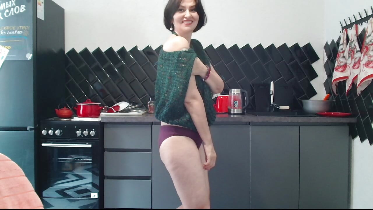 胸に唾を吐きかけて毛深い膣に流れていく