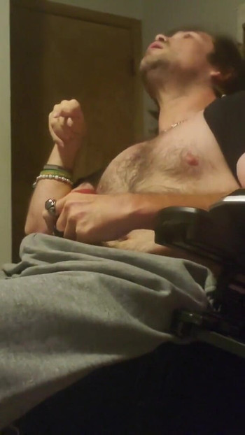 Moment cheie de la orgasmul sexy pentru tine al unui bărbat în scaunul cu rotile al lui Kevy 69"
