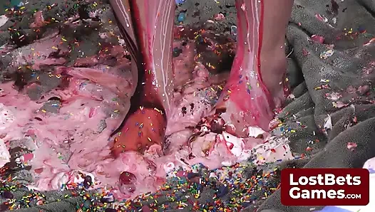 Завораживающая игра-стриптиз на лицо, где девушки по очереди с ручкой