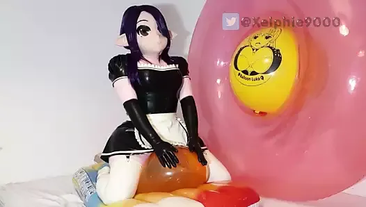 Gumowa pokojówka Xelphie jedzie lubieżnym balonem