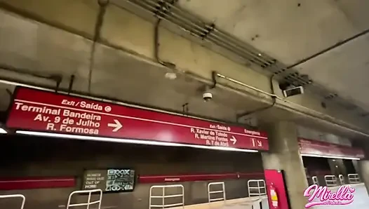 Sie kann es nicht ertragen, die Lautstärkemarkierungen zu sehen, und hat mich in die U-Bahn von São Paulo gesaugt
