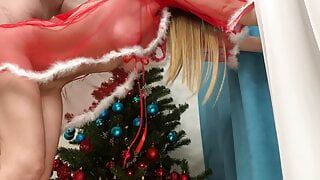 Sexo con el asistente de Papá Noel para el año nuevo! Follada en la boca, el coño y el semen dentro