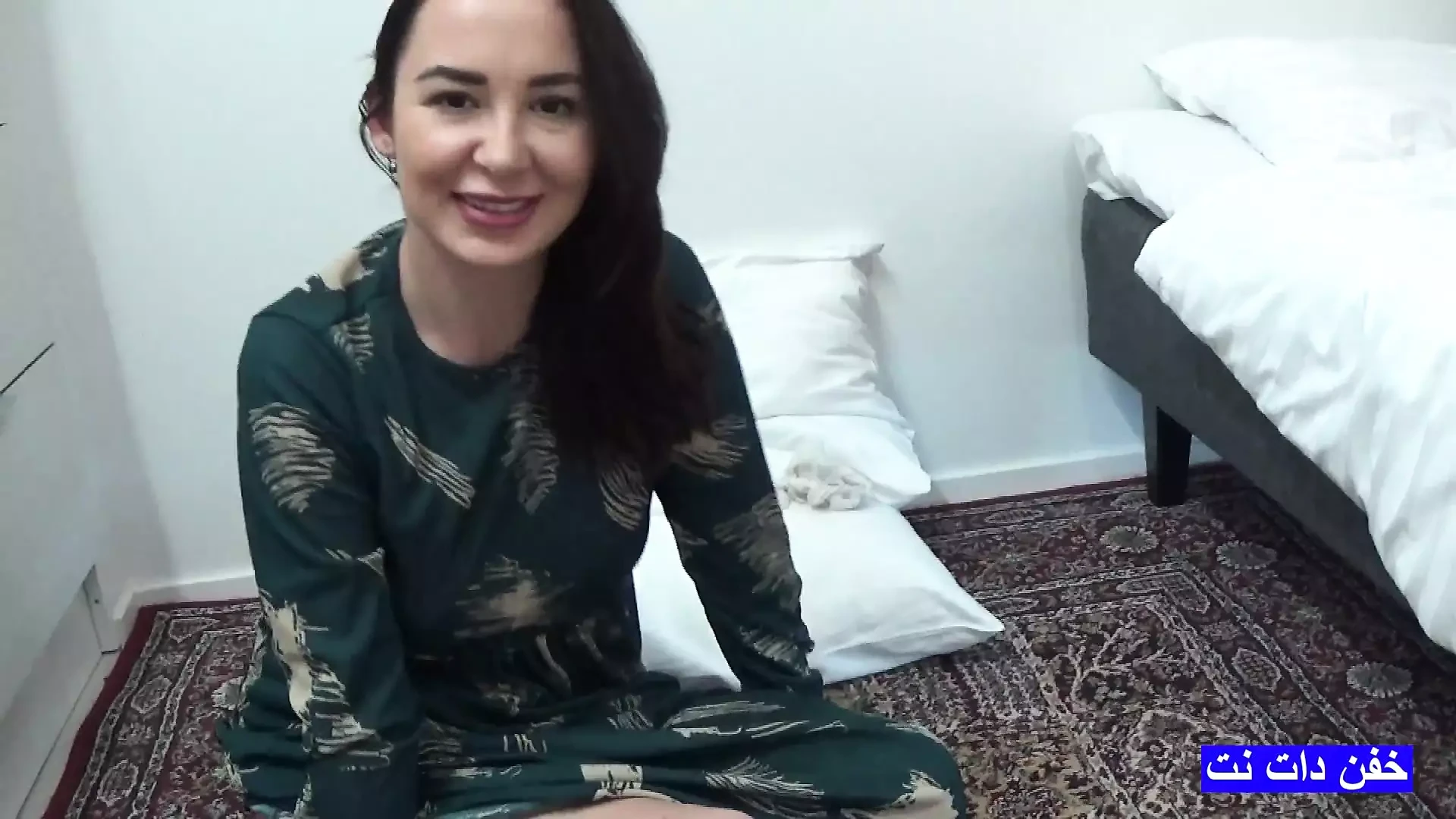 Sexo casero amateur con milf árabe cachonda mientras su marido está afuera