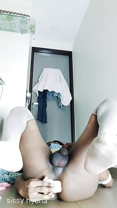 Indijska Riyana žestoko fukira dildo u filmu Sama kod kuće