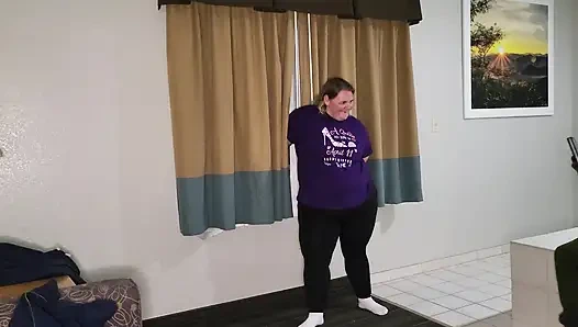 Раздевается для большого черного члена