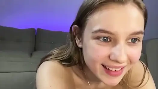 Jucielussie мастурбирует в белых чулках