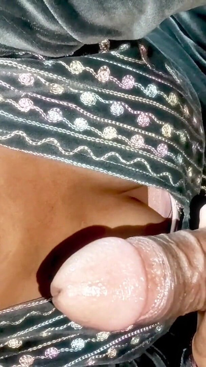 Ağzına boşalma Hintli yengenin tüm dölleri .oral seks kraliçesi tatlı neha yenge komik Hintçe ses ile büyük yarak emiyor | Klip 1