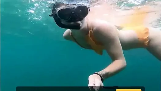 Şnorkelle sikiş sürtük: sıkı bikini, dalış maskesi ve sualtı yüzgeci azdırma