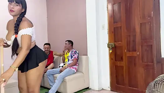 Aku akan menonton Piala Dunia di tempat tetangga dan meniduri istrinya yang cantik.