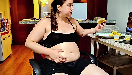 Nicole'ün burger göbek doldurma seansı