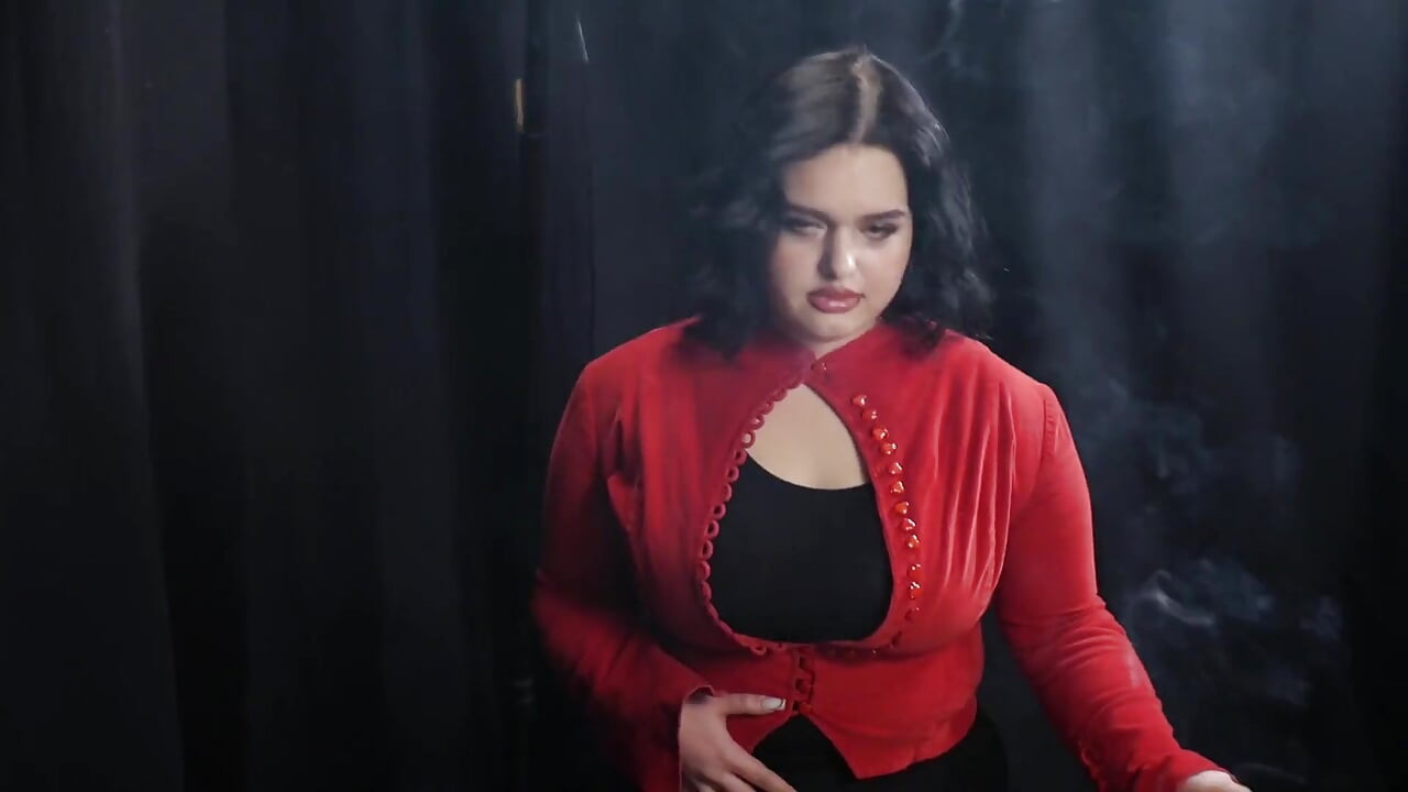 Morena con curvas fumando en Cardigan Rojo