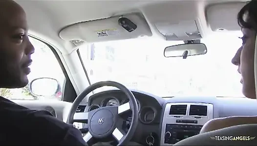 Pembe saçlı kız ve arkadaşı siyah bir yarağı paylaşıyor