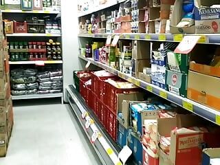 Latte fresco in un supermercato