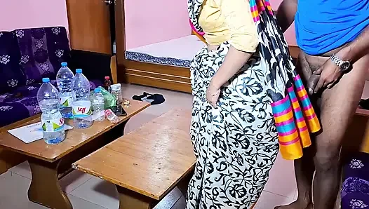 Bangladeschische braut spielt sport im bengalischen stil