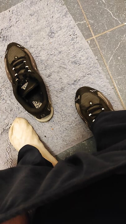 DirTyJunkBro (DJ -Bro) in the toilet, totally wet, dirty pissed socks and sports shoes