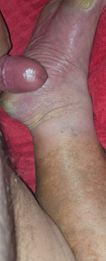 Je claque ma queue dure avec mes pieds