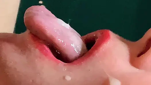 FORESKIN: Она давится от огромного количества спермы, идет в ее глотку крупным планом