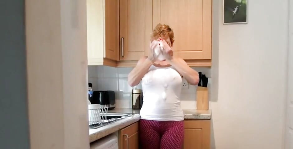 Quem ama uma milf em um mamilo de camiseta molhada cutucando - oh damn such a Tease Today - tem um fim de semana fabuloso