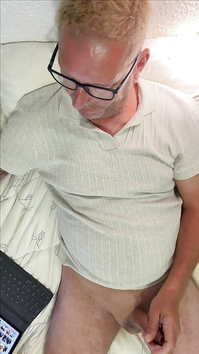 Jeg blev så liderlig, mens jeg så porno, at jeg var nødt til at stryge min pik til en stærk orgasme