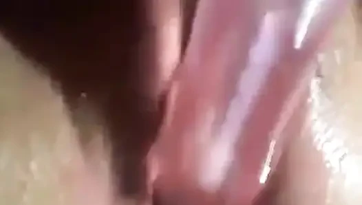 Cewek sange ini lagi asik muasin memeknya pakai dildo sampai muncrat