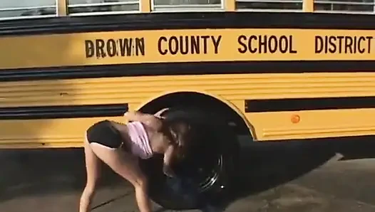 Gadis imut lagi cuci bus tapi tiba-tiba dientot habis-habisan