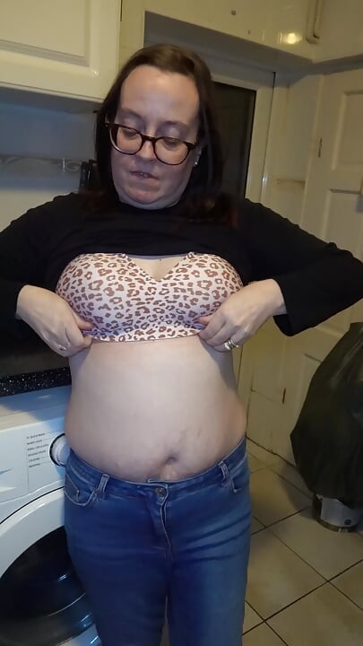 esposa mostrando seu novo sutiã