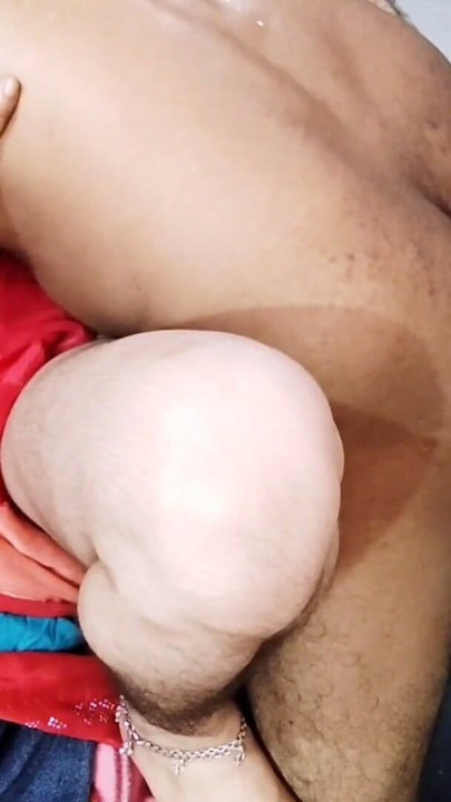 Sex Ki Pyasi Indian Desi Bhabhi Ne Chupke Se Padosi Ke Bade Lund Se Chut Ki Chudai Karwayi Or Lund Ka Pani Chut Per Nikala. | Clip 1