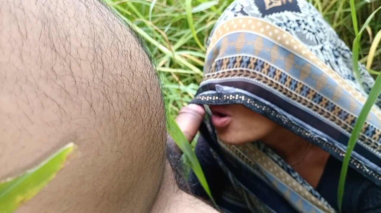 O cunhado dormia com a linda bunda jovem e grande da cunhada no campo debaixo da sua, deixava a buceta e chupava sua terra para a cunhada, a jovem da cunhada gostava do campo ao ar livre.
