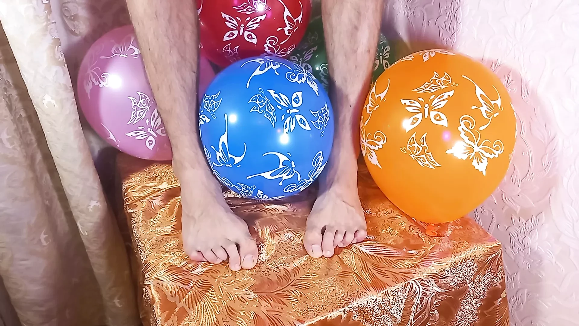 Pies dulces. bolas de látex. tu fetiche