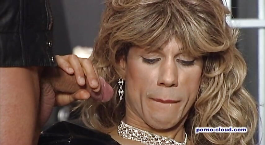 Trans robinja puši ovaj glavni kurac