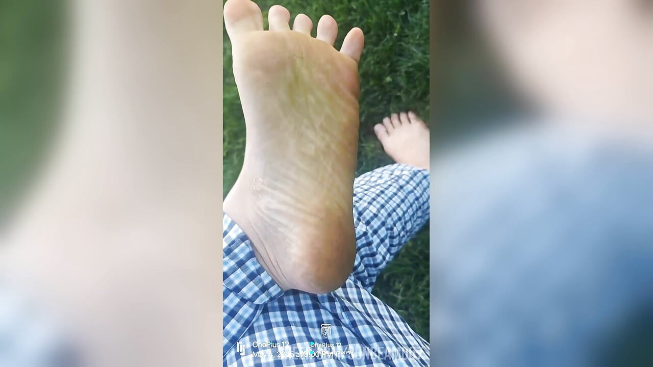 Mendapat rumput di tapak kaki saya yang terdedah menikmati alam semula jadi