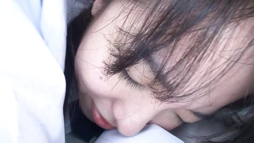 교복을 입은 매력적인 미녀를 만나는 미시 남자.