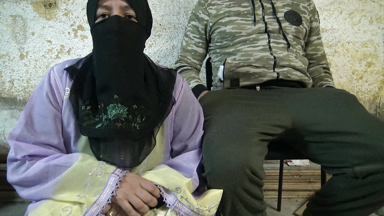 Istri selingkuh melakukan seks nakal dengan tentara di ruang bawah tanahnya