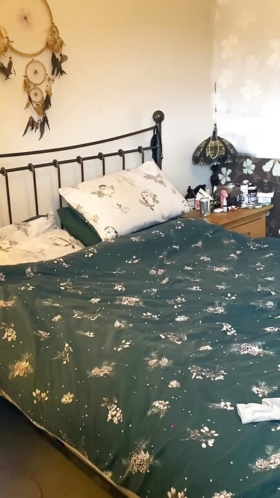 Jovem trainee começa a assistir um show de janela