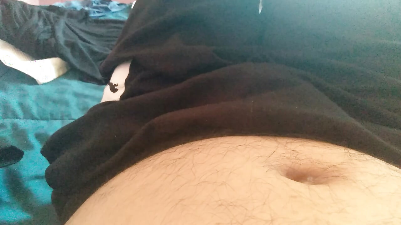 Muskulös man vill vibrera med en kärleksfull avsugning från dig