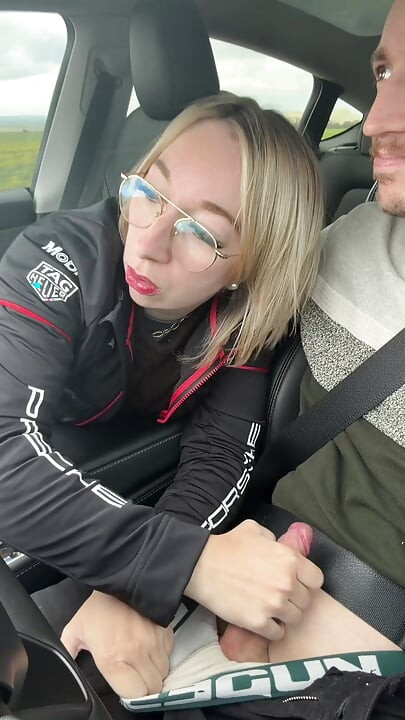 Jestem beznadziejna, gdy prowadzę, mój chłopak wyprzedza ciężarówki, haha.