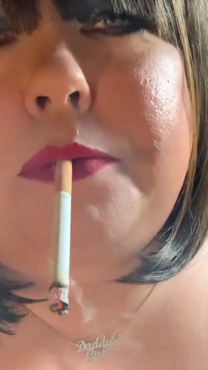 Moment captivant de la "Bbw Tina Snua Chain fumând țigări cu expirații în nas"