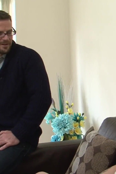 Gepiercte brünette miss trixx streichelt harten schwanz von billy king