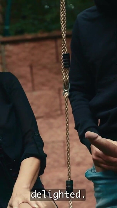 MATURE4K. Yaramaz komşu esmer olgun seviyor | Klip 1