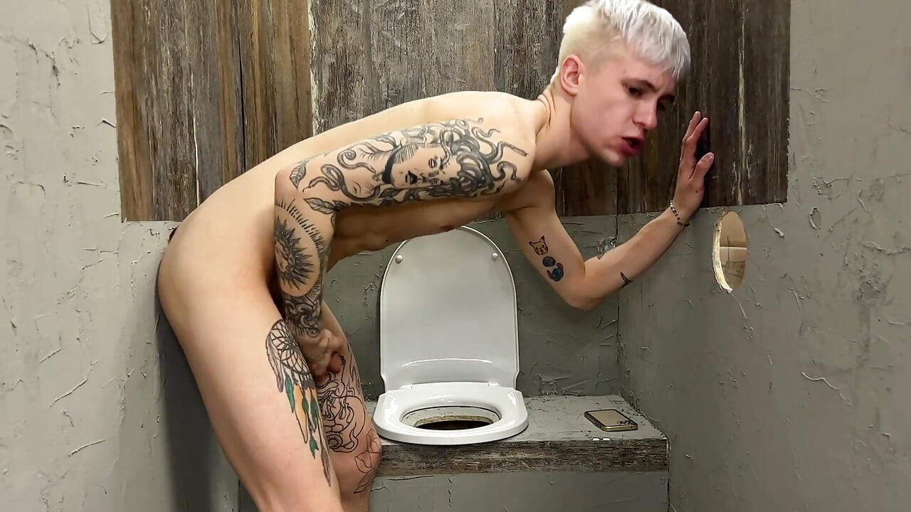 Ik ging masturberen in het toilet, maar uiteindelijk propten ze me in mijn mond en kont