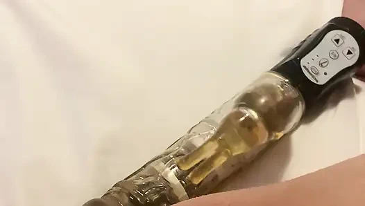 Милфа жестко кончает и громко стонет от ее игрушки