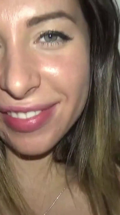 Dövmeli adam en iyi arkadaşlarıyla yeni sekreterle buluşmaya gidiyor.