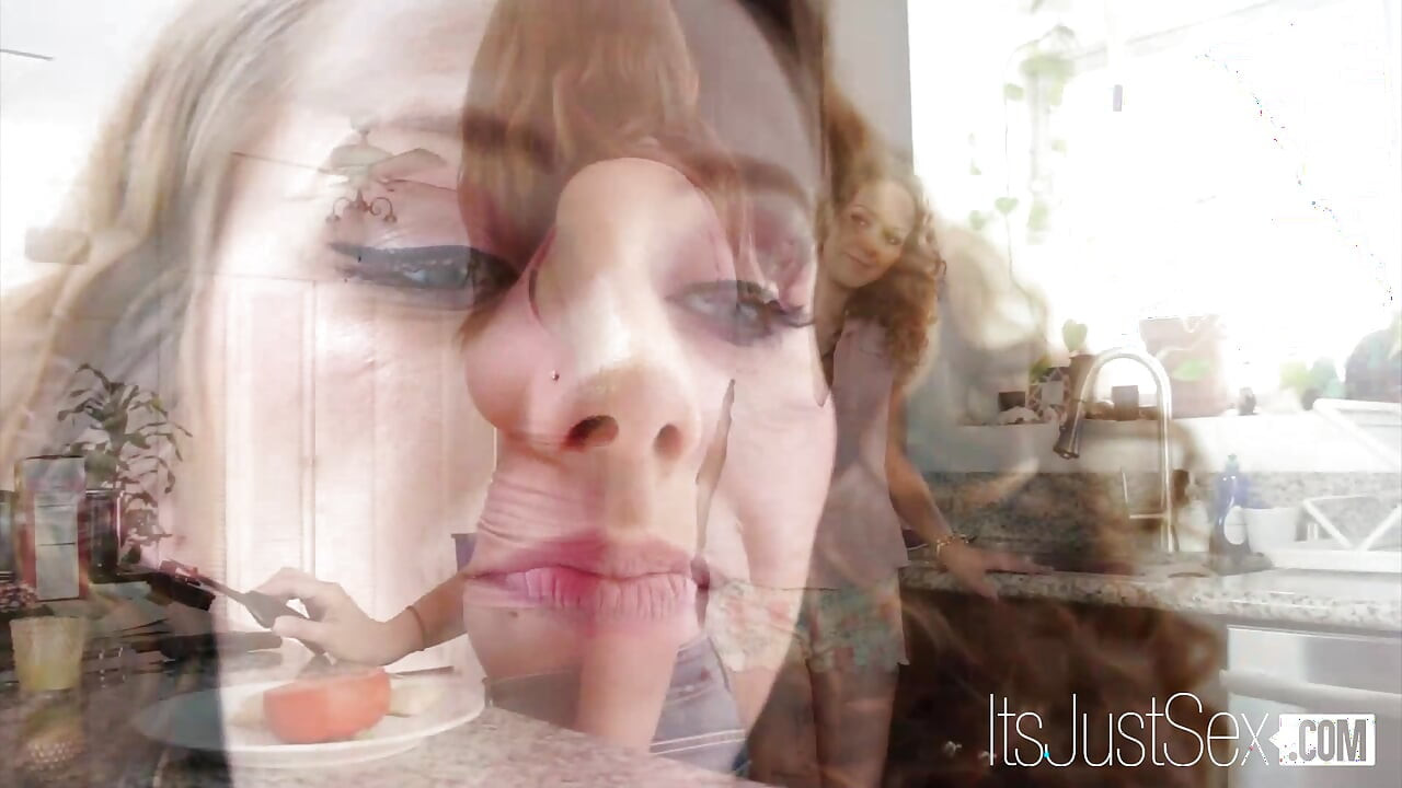 Katerina Moss likt het poesje van Kimber Day in de keuken (psychologie van een vrouw)